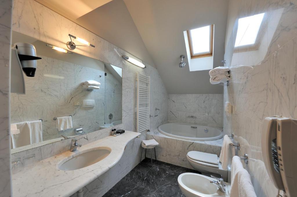 Suite,258179125:JPEG